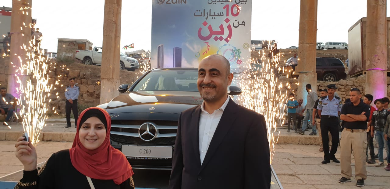 3 سيارات متبقية حتى نهاية الحملة  زين تعلن عن رابحة المرسيدس السابعة وتحتفي بها على مسرح جرش