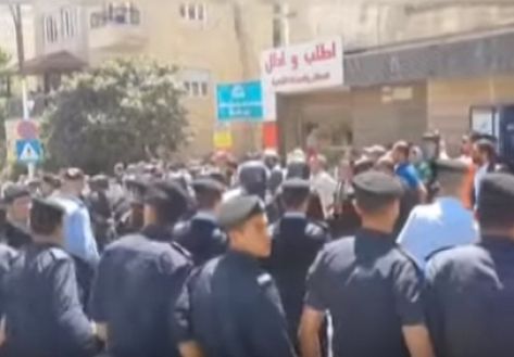 الاجهزة الامنية تمنع عشرات المعتصمين من اقتحام وزارة التربية والتعليم