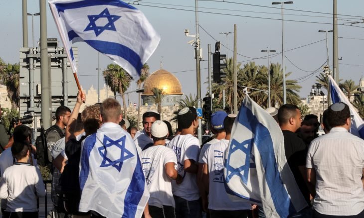 انطلاق 《مسيرة الأعلام》 الاستيطانية تجاه باب العامود في القدس الشرقية المحتلة- (صور وفيديو)
