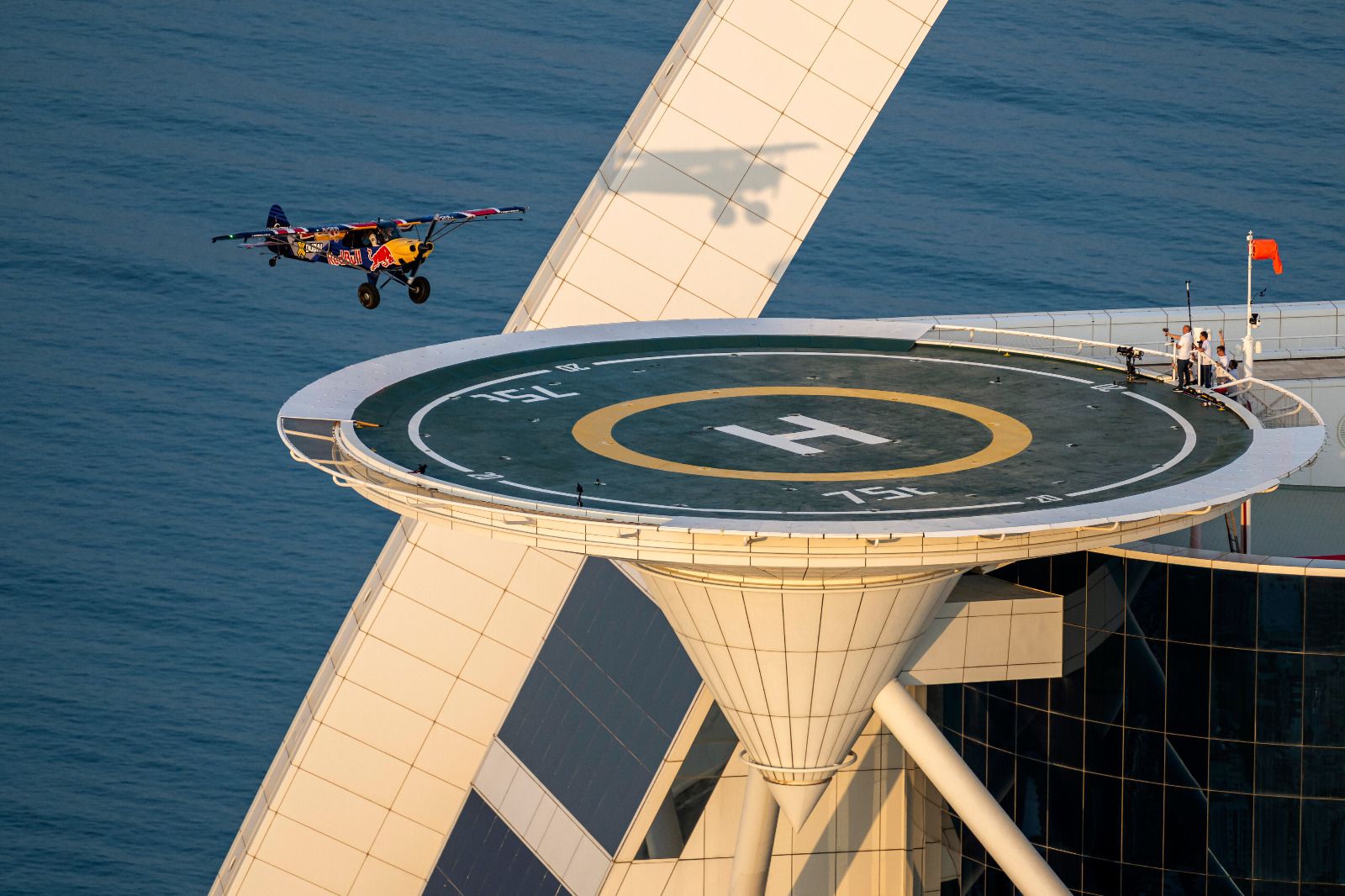 طيار يحط بطائرته على مهبط مروحيات برج العرب الأيقوني في دبي