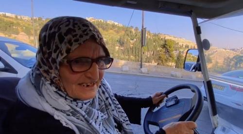 بالفيديو .. شاهد مسنة فلسطينية تتنقل بين المسجد الأقصى وبيتها بـ 《توك توك》