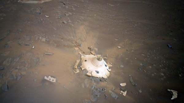 ناسا تلتقط صورة لحطام على المريخ 《يبدو من عالم آخر》