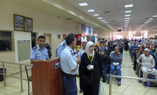 الاحتلال يمنع 14 فلسطينيًا من السفر عبر معبر الكرامة