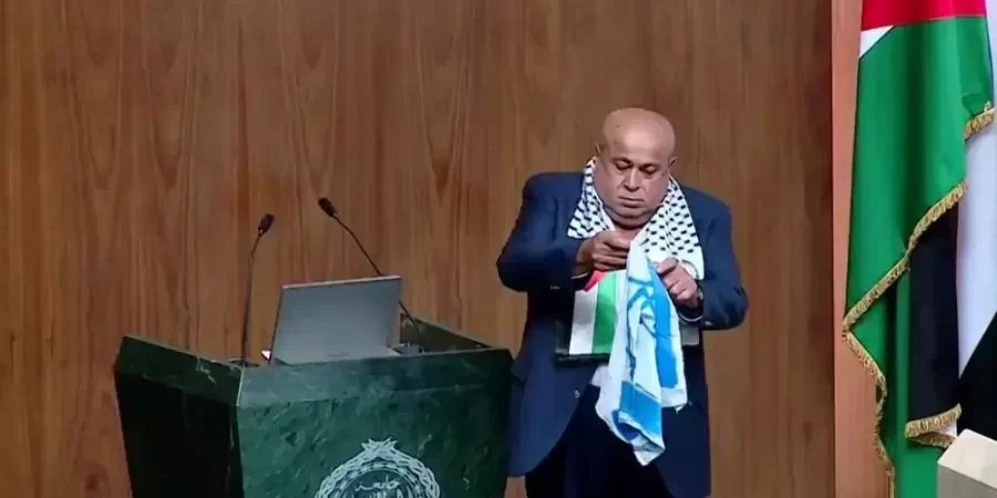 البلدوزر خليل عطية يحرق علم إسرائيل من قلب الجامعة العربية والسوشيال ميديا 《تغلي》