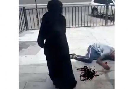 فيديو يهز السعودية.. سيدة منتقبة تطعن شابًا وترديه قتيلًا في الشارع (شاهد)
