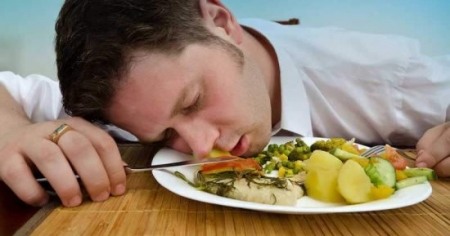 تحذير من أمراض 《خطيرة》.. النوم مباشرة بعد وجبة السحور ماذا يسبب؟!