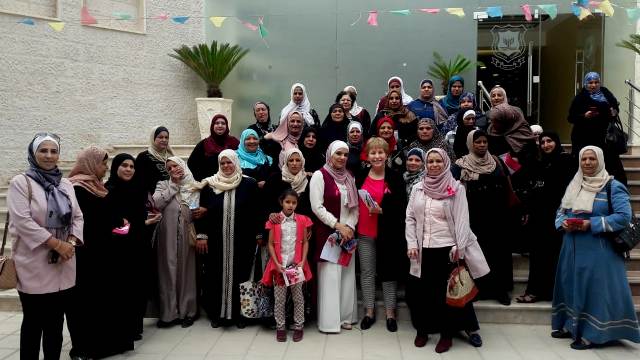 حملة توعوية لكلية التمريض بجامعة عمان الاهلية حول سرطان الثدي بعنوان صحتك أولويتنا 