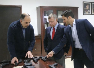  الملك يزور الشركة الأردنية لتصميم الأسلحة الخفيفة (صور)